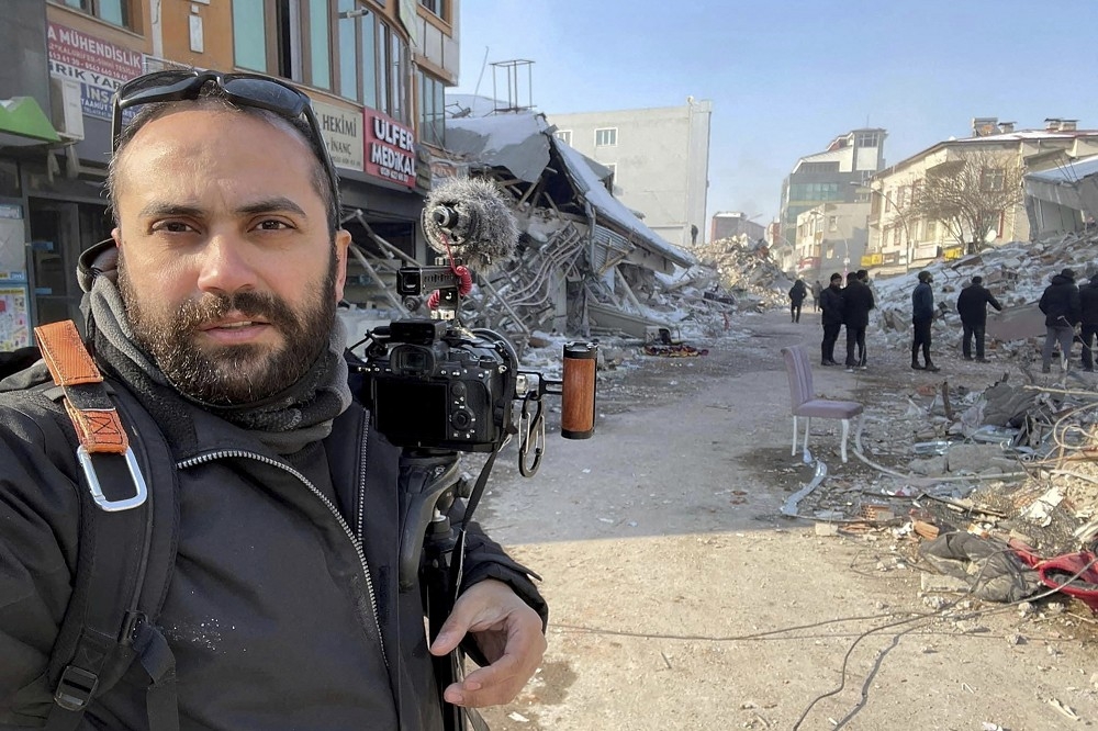路透攝影記者阿布達拉，13日在黎巴嫩南部拍攝畫面時，遭到飛彈攻擊身亡，另有6名國際媒體記者受傷。（美聯社）