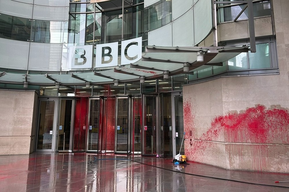 親巴勒斯坦抗議組織宣稱在英國廣播公司（BBC）倫敦總部潑紅漆。（取自巴勒斯坦行動X平台）