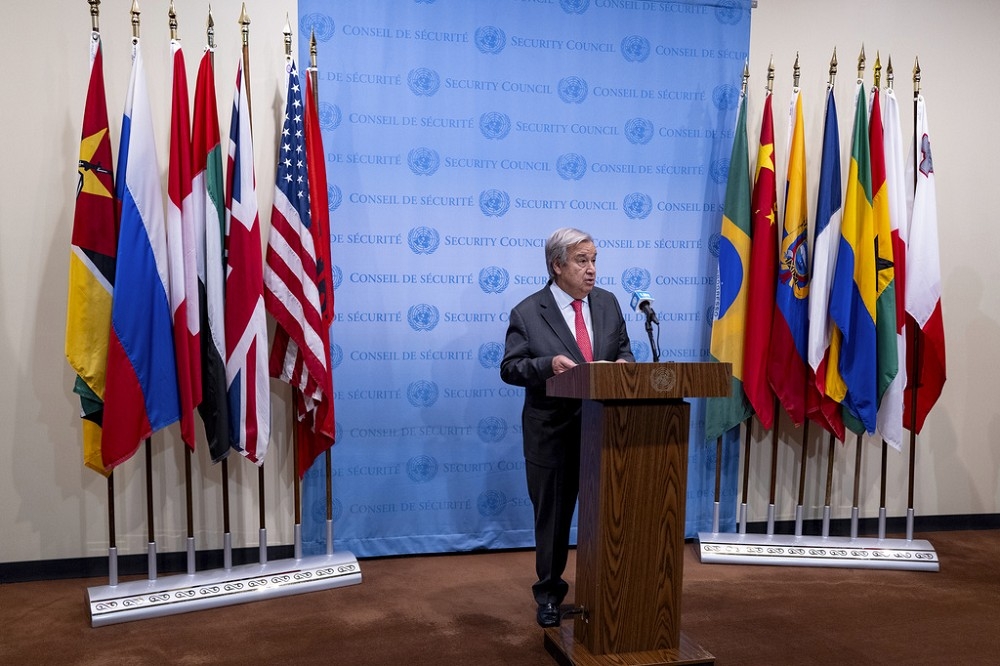 聯合國秘書長古特瑞斯15日同時呼籲「哈瑪斯」與以色列，各退一步釋放人質和恢復供水，莫使加薩地區生靈塗炭。（美聯社）
