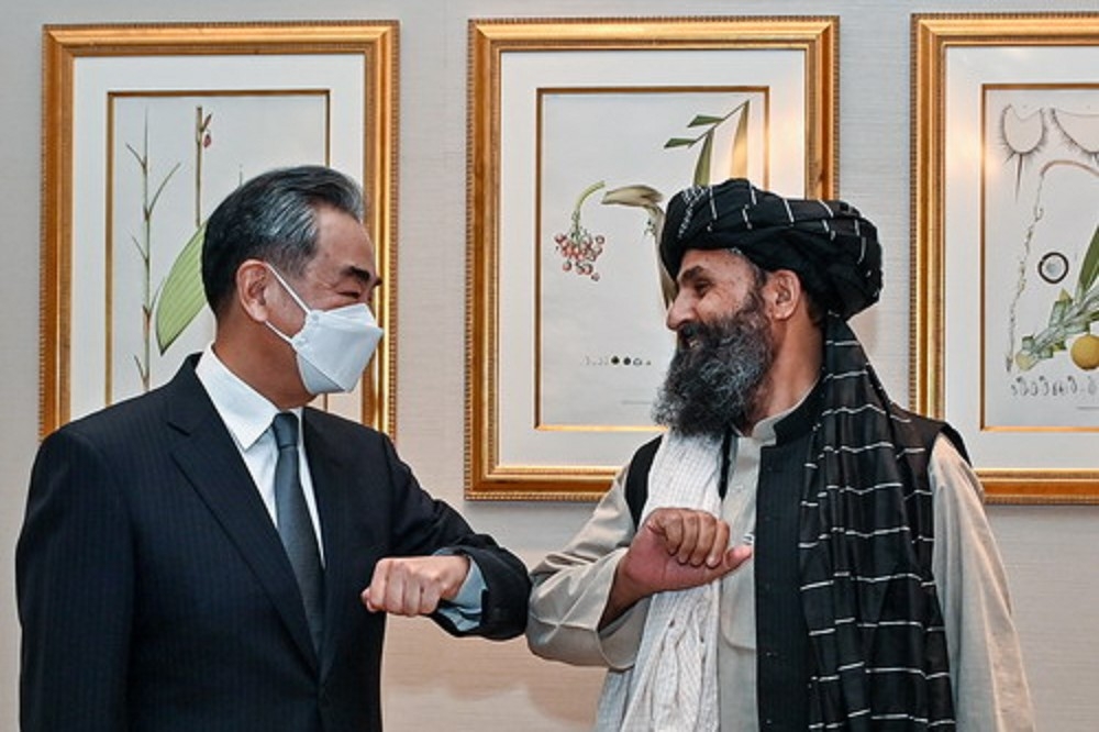 中國與塔利班的關係日益密切。圖為去年10月，中國外交部長王毅會晤塔利班政權副首腦巴拉達。（取自中國外交部官網）