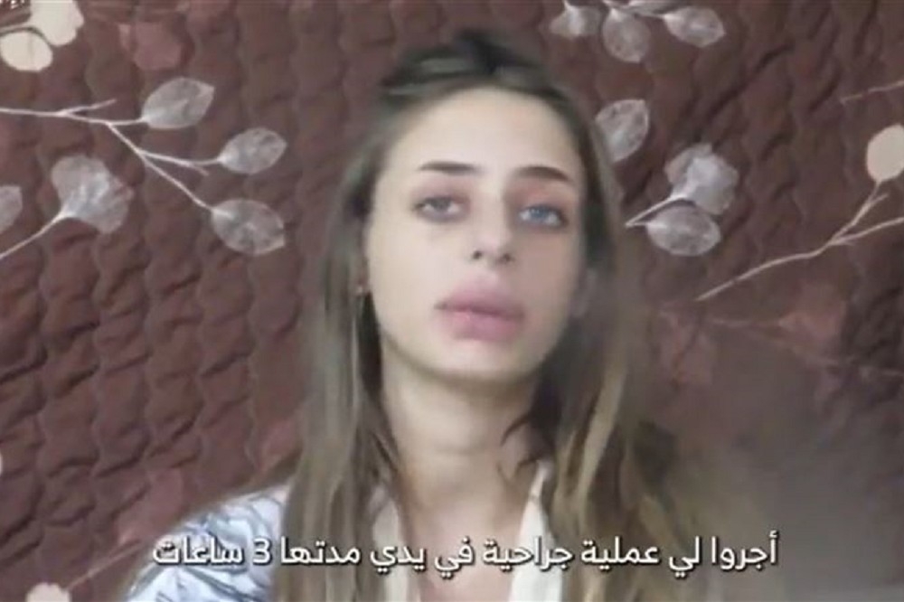 哈瑪斯16日首度公布人質影片，這名女子表示自己名叫謝姆（Mia Schem）。（截自X平台影片）