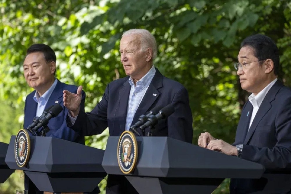 （左至右）南韓總統尹錫悅、美國總統拜登、日本首相岸田文雄8月18日在大衛營會晤，表明三國防務關係深化。（美聯社）