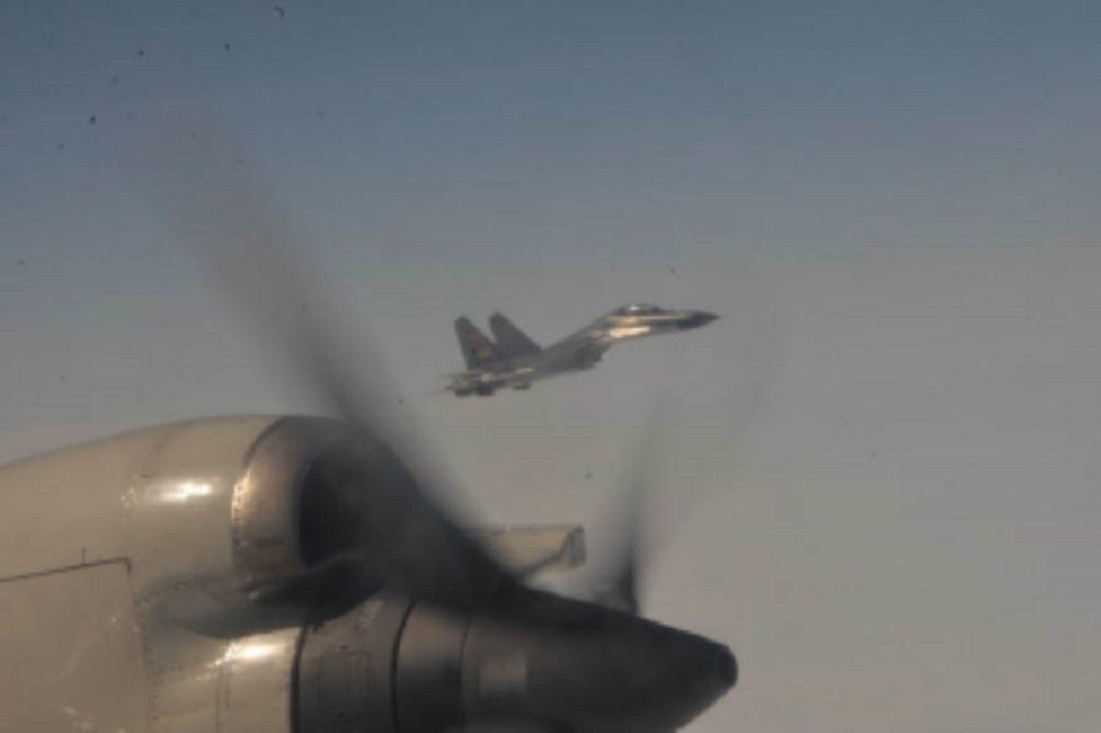 五角大廈公布的解放軍戰機逼近美軍偵察機畫面。（取自五角大廈）