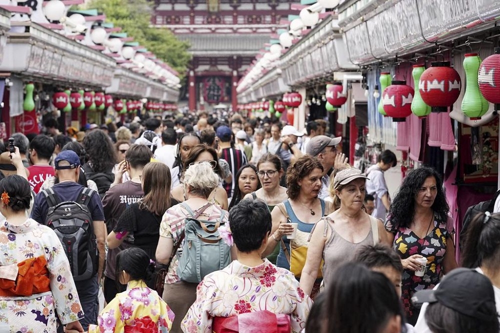 日本外国观光客收入已超过疫情前的水准。图为东京浅草今年7月的人潮。（美联社）(photo:UpMedia)
