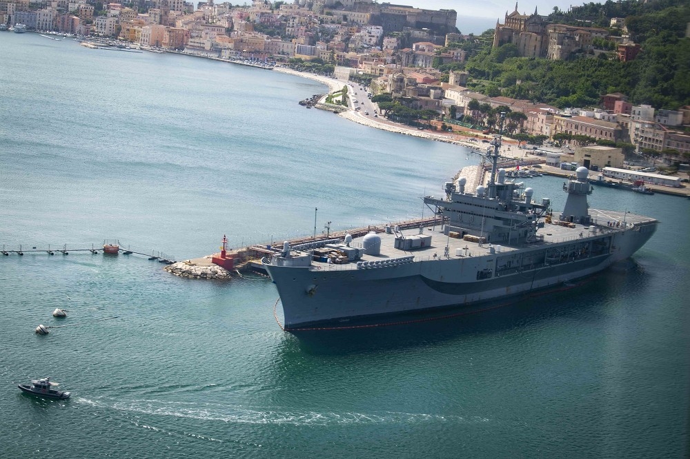 美國第六艦隊旗艦「惠特尼山號」，已奉命趕赴東地中海馳援，圖為該艦2020年駛離蓋耶塔港。（取自DVIDS網站）