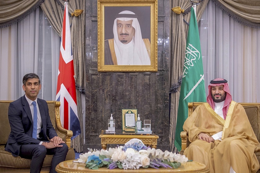 英國首相蘇納克（左）19日訪問沙烏地阿拉伯，與王儲穆罕默德．沙爾曼會晤。（美聯社）