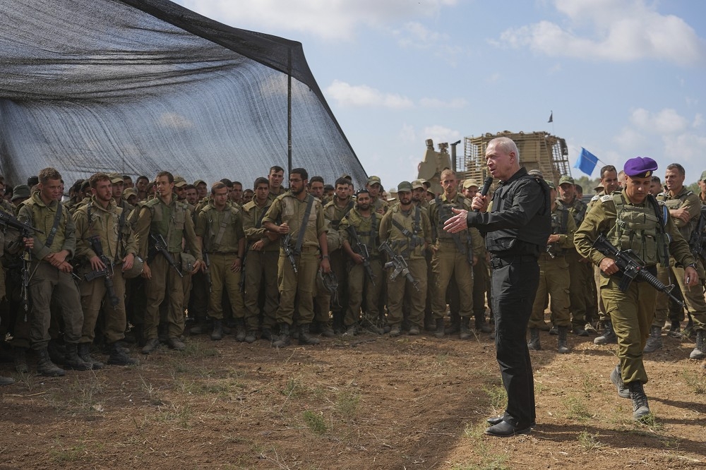 以色列國防部長葛朗特19日前往近加薩邊境的前線，對官兵發表談話。（美聯社）