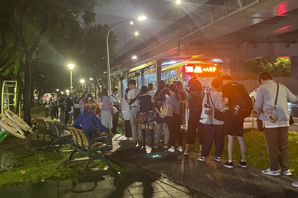 台北市里長曝台塑下班後排公車人龍，一堆人根本擠不上公車，希望市府交通部快解決。（取自「李明賢 -阿賢之聲」臉書）