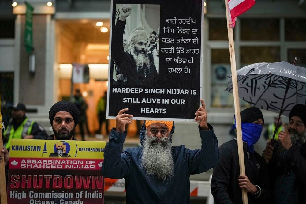 印度與加拿大關係持續緊張。圖為聲援尼賈爾的錫克教徒9月在印度駐溫哥華領事館前抗議。（美聯社）