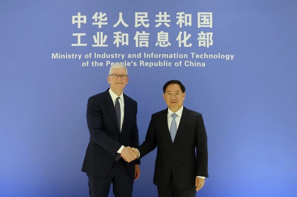 苹果公司执行长库克（左），19日在北京会晤中国工信部长金化龙。（取自微博）(photo:UpMedia)
