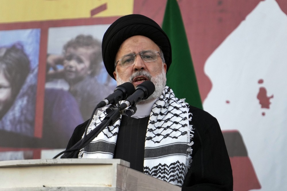 伊朗長期採反以色列態度，作為追求中東伊斯蘭世界主導地位的態度，但這次卻陷入兩難窘境。圖為伊朗總統萊希在集會上發表演說。（美聯社）