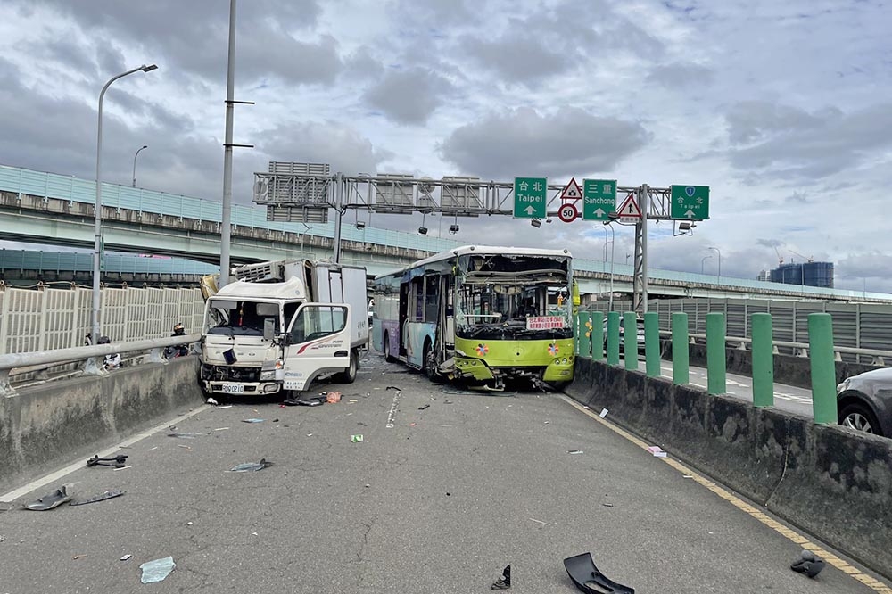 新北市一輛公車在高架上追撞小貨車，造成13人受傷送醫、高架塞爆。（翻攝畫面）