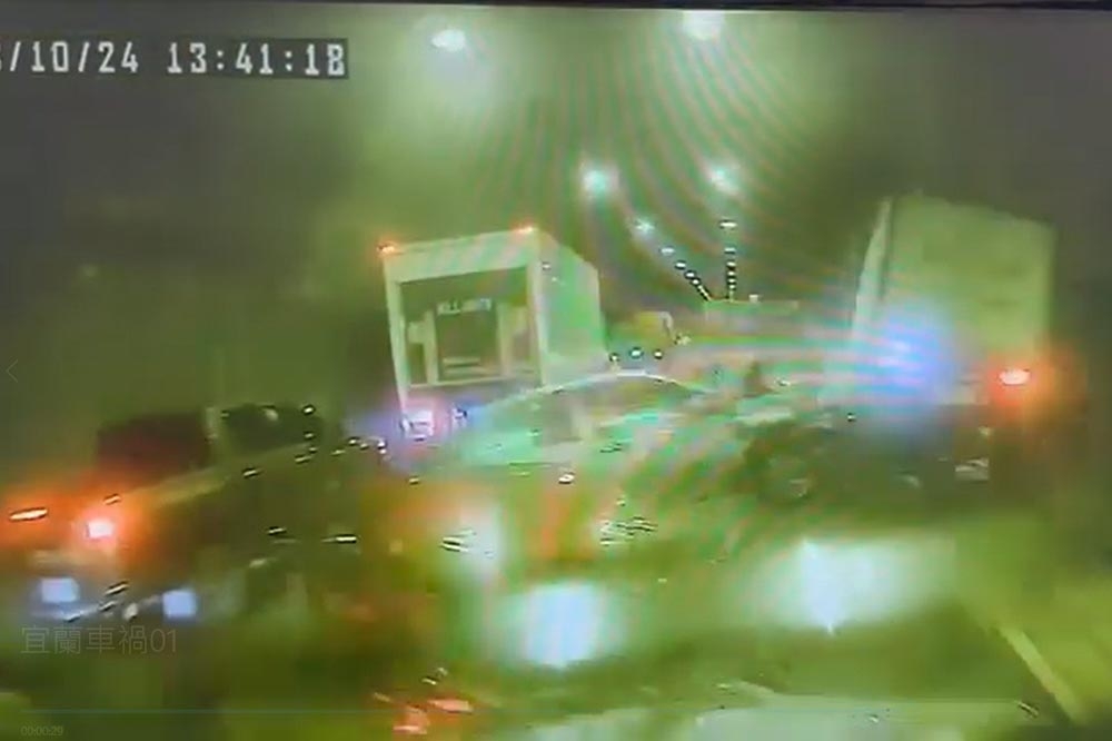 新澳隧道車禍肇事大車行車紀錄器曝光，幾乎毫無剎車往前車衝撞。（翻攝畫面）