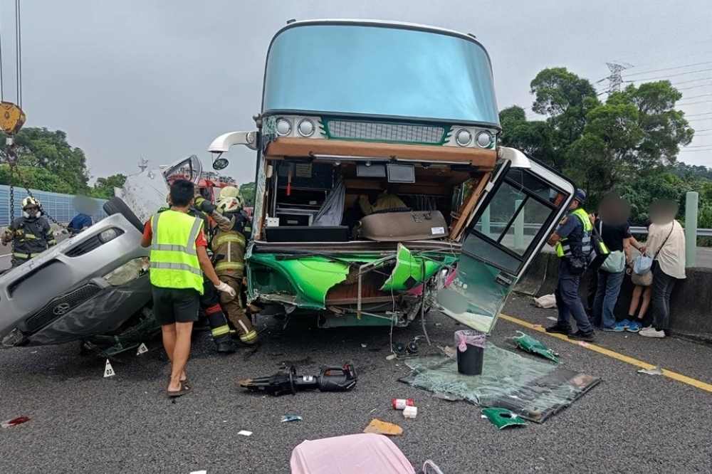 遊覽車在國3超速釀4死17傷的重大事故。（取自國道公路警察局臉書）