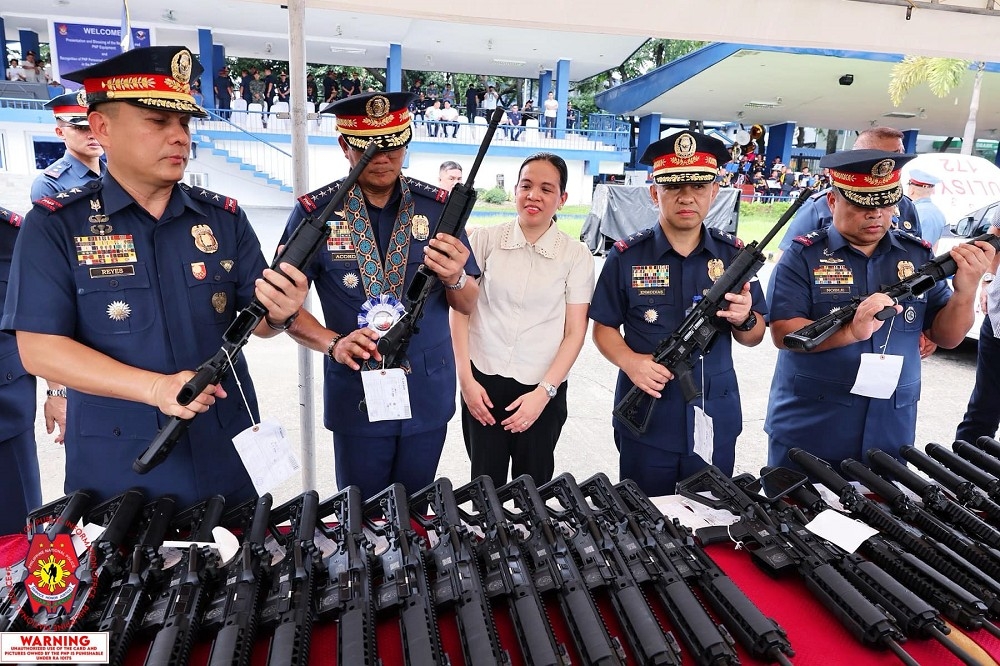 警察總監阿科達上將（左2）與其他警察高層親自檢視DSAR-15卡賓槍。（取自PNP）