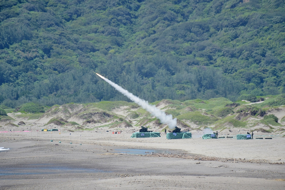 國軍今年7月在屏東港仔沙漠執行「神弓操演」任務，圖為發射雙聯裝刺針飛彈系統。（資料照片／張哲偉攝）
