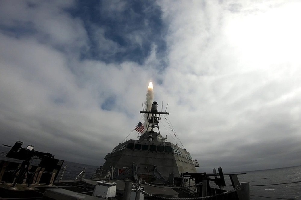 從「薩凡納號」艦艏拍攝的SM-6飛彈發射畫面。（取自美國海軍）