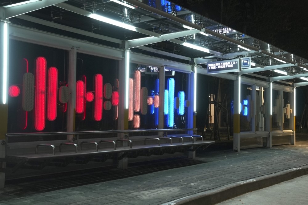 耿傑生《G2G 系列：通道》設置在「台北流行音樂中心站」、「南港行政中心站」的公車候車亭。（台北市文化局提供）