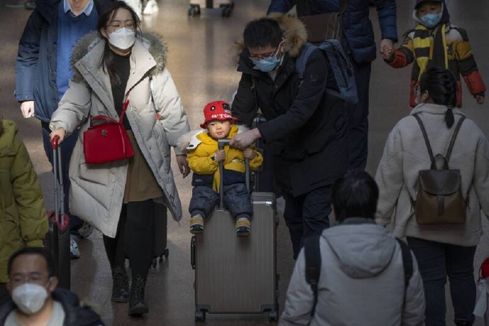 學者認為，中國出生人口反彈要逆轉衰退如不可能的任務。圖為今年1月北京西站的1個家庭（美聯社）