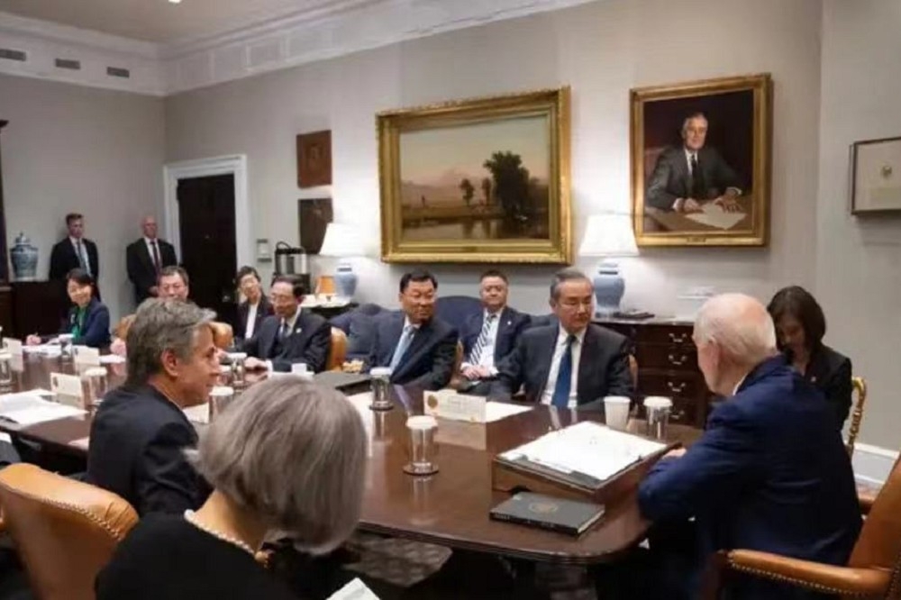拜登27日在白宮會見中國外交部長王毅。（取自中國外交部官網）