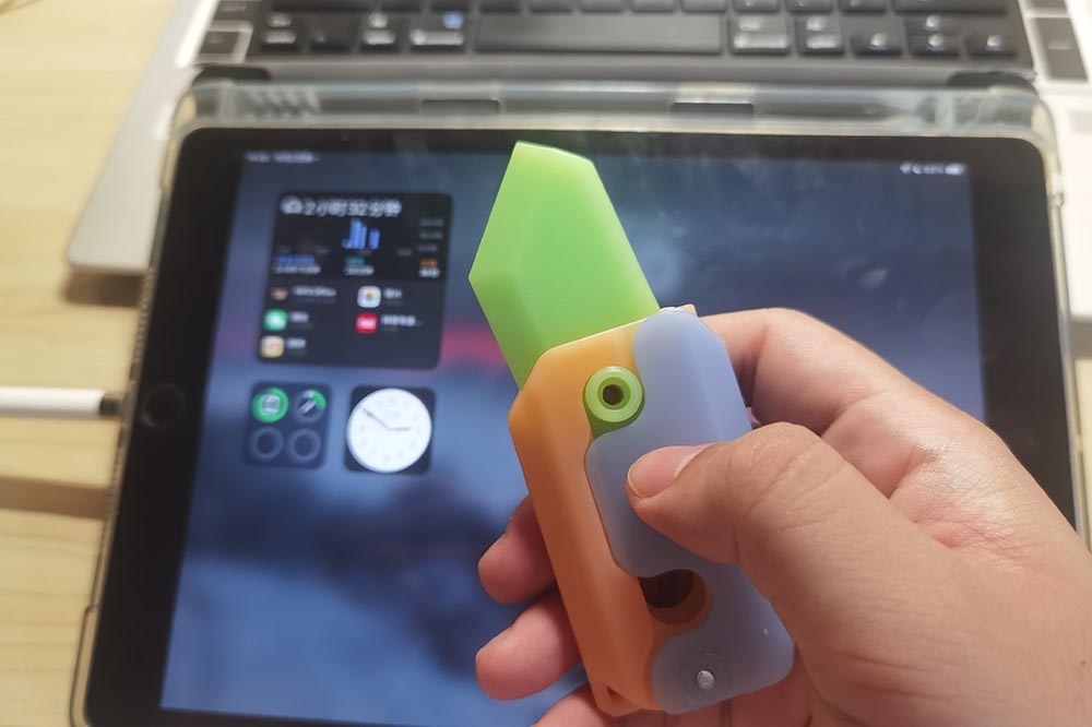 台灣國小生間流行起便宜的塑膠玩具刀片「蘿蔔刀」。（翻攝自微博）
