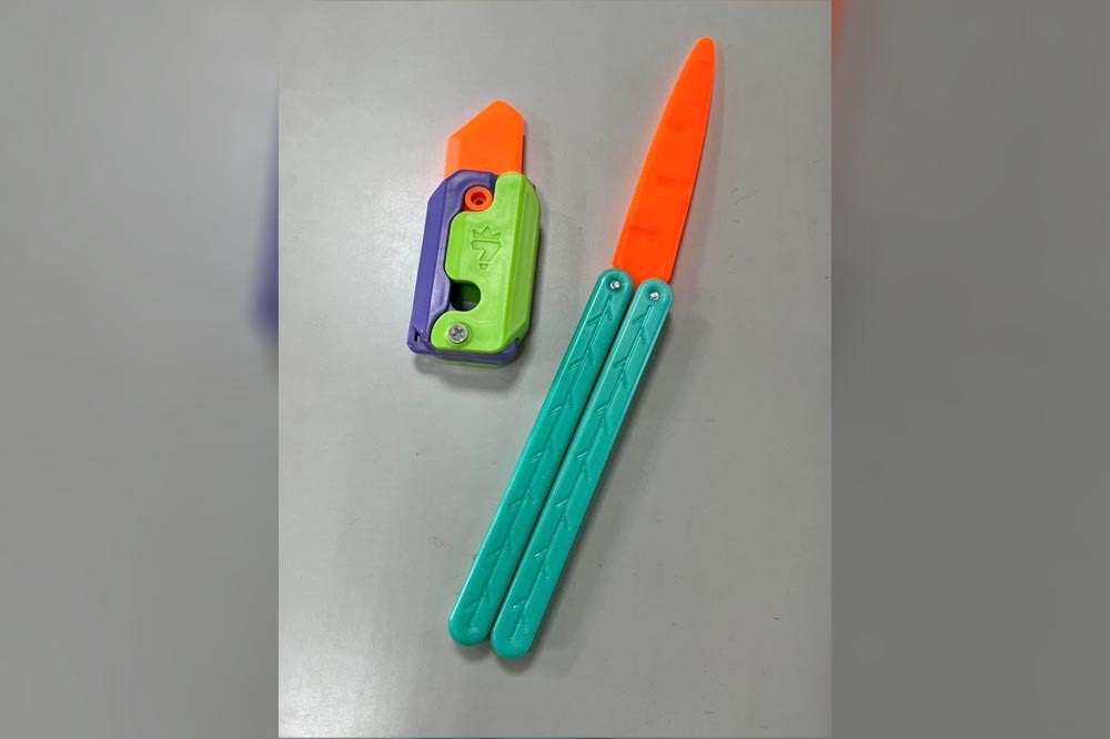近期在小學生界蔚為流行的「蘿蔔刀」玩具，雖為塑膠材質，但頂端銳利，一不留意很可能傷及自己或他人。（擷取自劉育豪FB）