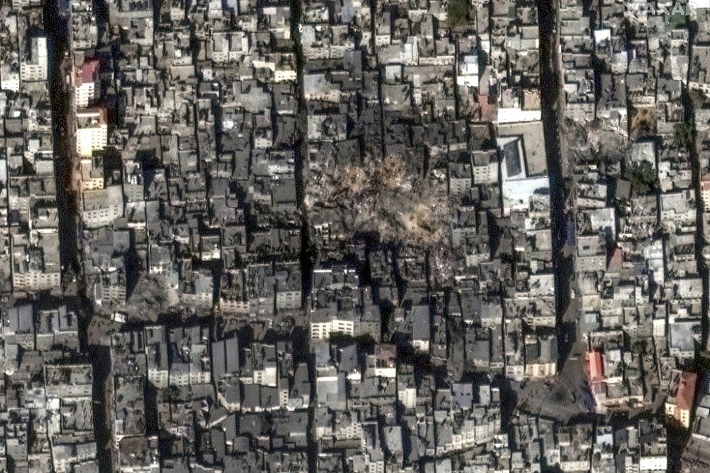 賈巴利亞難民營被空襲後的衛星畫面，威力巨大的2000磅JDAM所造成的彈坑面積十分驚人。（美聯社）