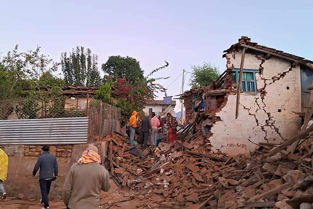 尼泊爾西部地區3日深夜發生強震，造成數百人傷亡，600公里外的印度首都新德里都能感到晃動。（美聯社）