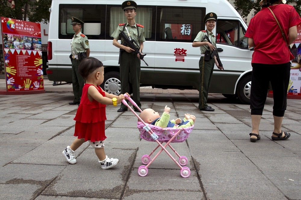 中國出生率連年下降。（美聯社）