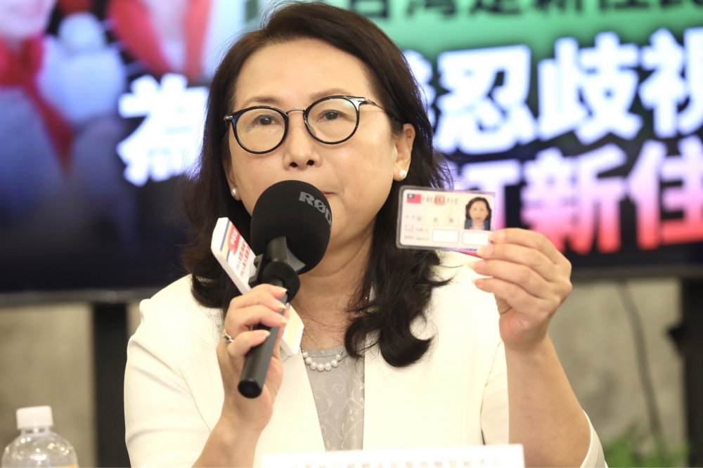 徐春鶑今天舉行記者會，她出示自己的身分證和護照表示，已取得中華民國身分證23年，早已經放棄中國籍。（王侑聖攝）
