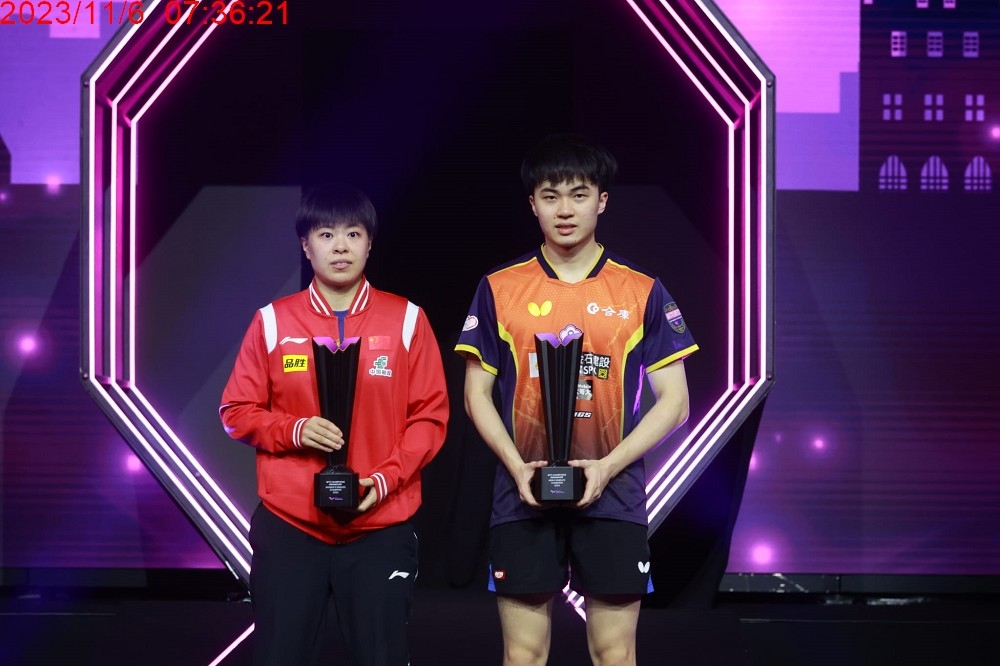 林昀儒力克馬龍後，與中國籍女選手王藝迪（左）分別獲得WTT的男女冠軍。（取自WTT臉書）