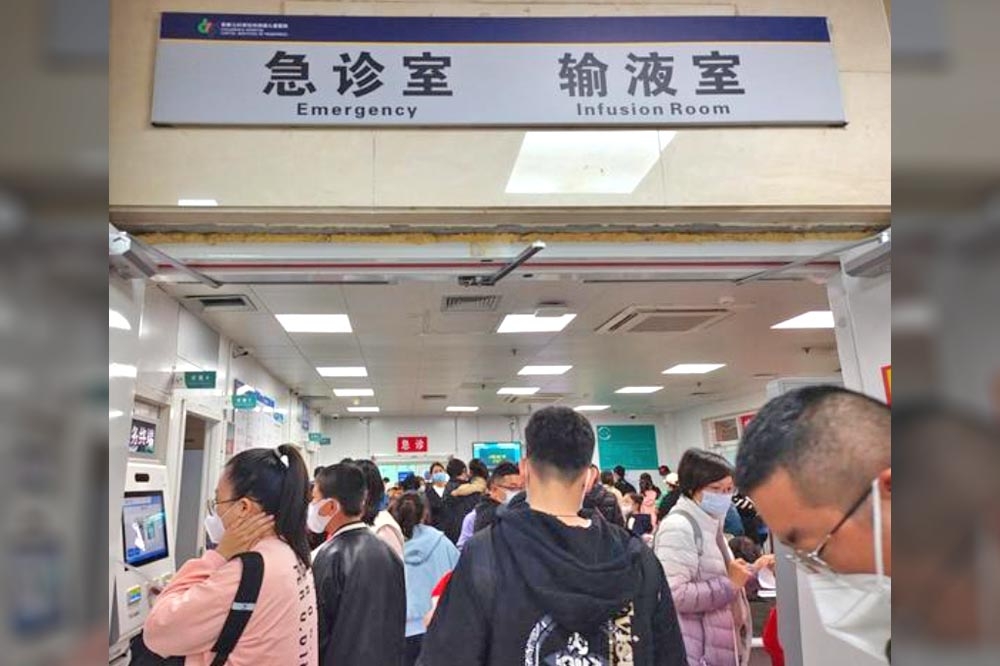 中國多地出現肺炎黴漿菌及流感交叉感染，首都兒科研究所的急診室、輸液室擠滿病患。（取自新浪網）