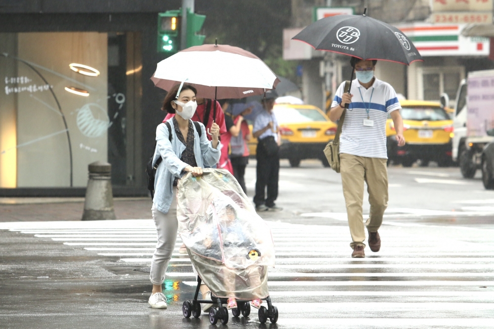 今明2天受東北季風影響，北部和東北部有大雨發生的機率。（資料照片／王侑聖攝）