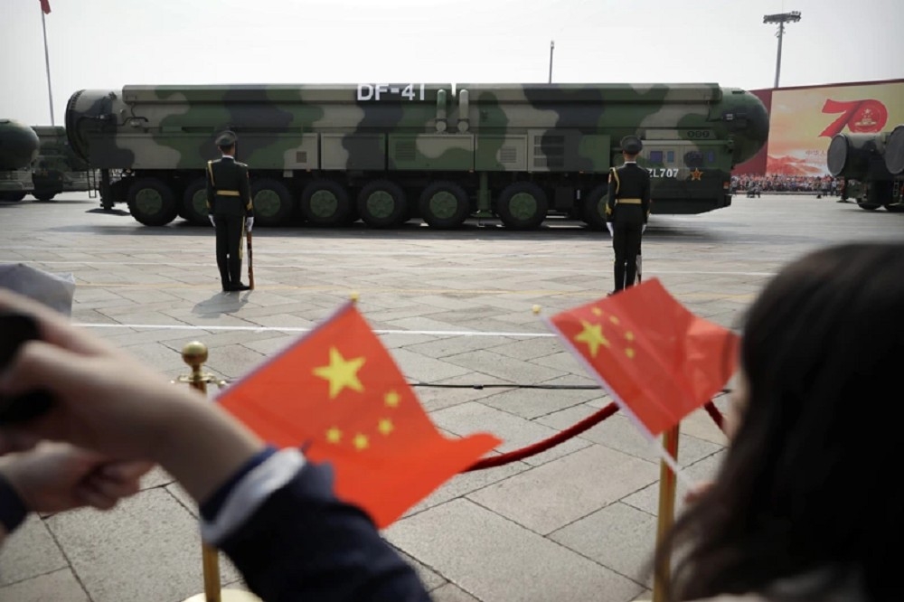中國在2019年70周年國慶閱兵上亮相、可搭載核彈頭的東風-41型洲際彈道飛彈。美國要遏制中國擴張核武機率甚低。（資料照片／美聯社）