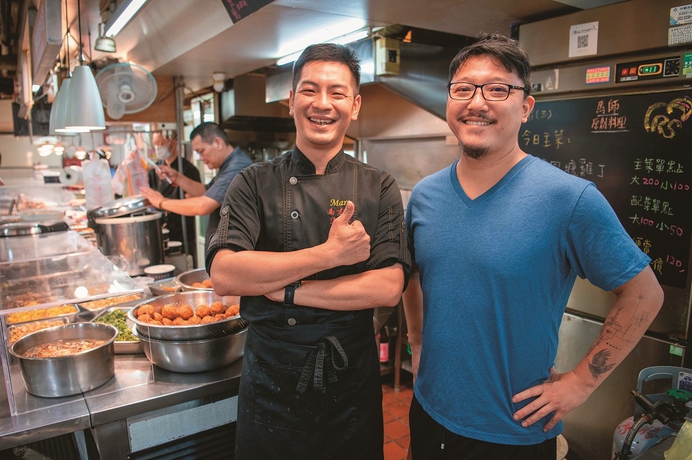 徐民勳（右）是「馬師廚房原創料理」的常客，對老闆馬才淯（左）的料理熱情大表讚賞。（週一公休）（李智為攝）