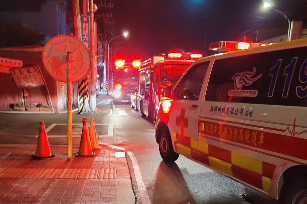 桃園市桃園區龍壽街一處民宅，今晚（8日）火警，造成1死2命危。（取自林曾麗環臉書）