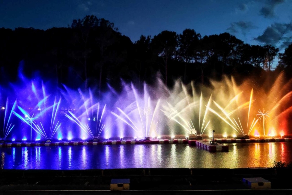 2023慈湖夜間觀光活動盛大登場，絢麗水舞燈光秀精彩上演。(桃園市政府提供)