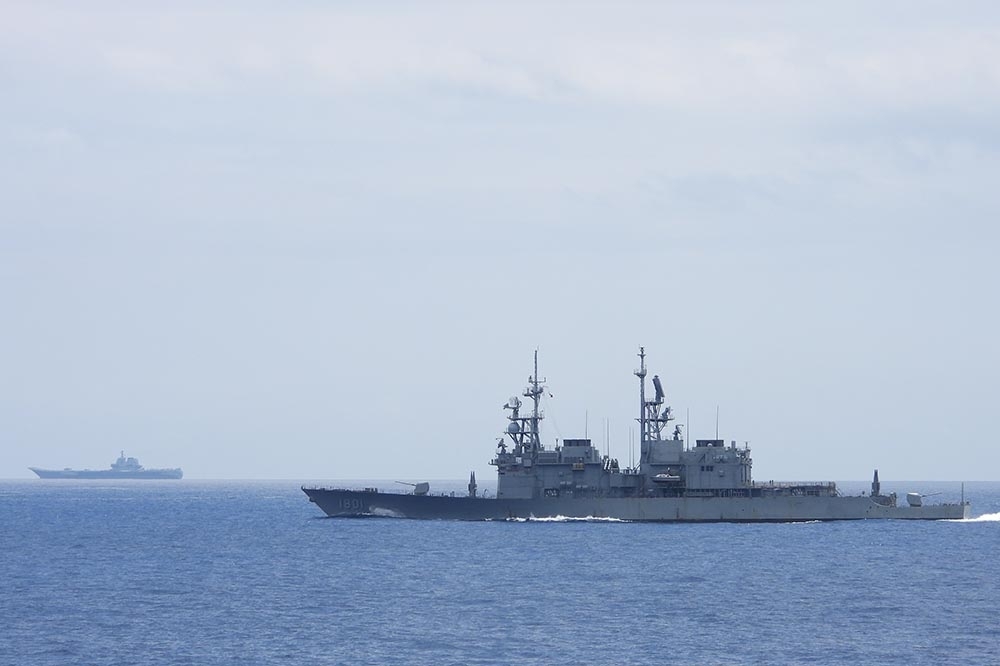 中國山東號航艦編隊昨天起沿台灣海峽中線以西，由南向北航行。圖為近期海軍基隆軍艦監控中國航艦CV-17山東艦畫面。（國防部提供）