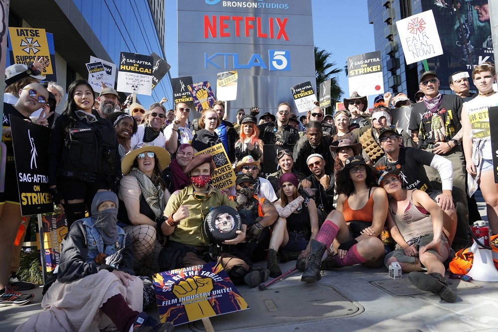 美國演員工會（SAG-AFTRA）8日宣布，已與「電影電視製作人聯盟」（AMPTP）達成協議，將結束罷工。（美聯社）