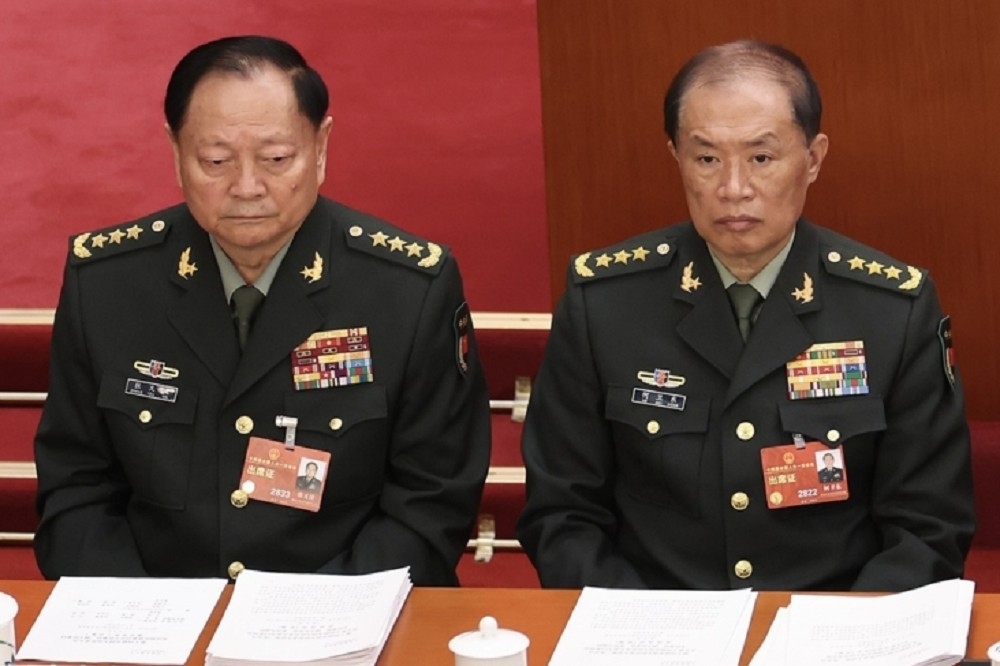 中國中央軍委副主席張又俠（左）和何衛東（右）。兩人負責主持本屆香山論壇。（取自微博）
