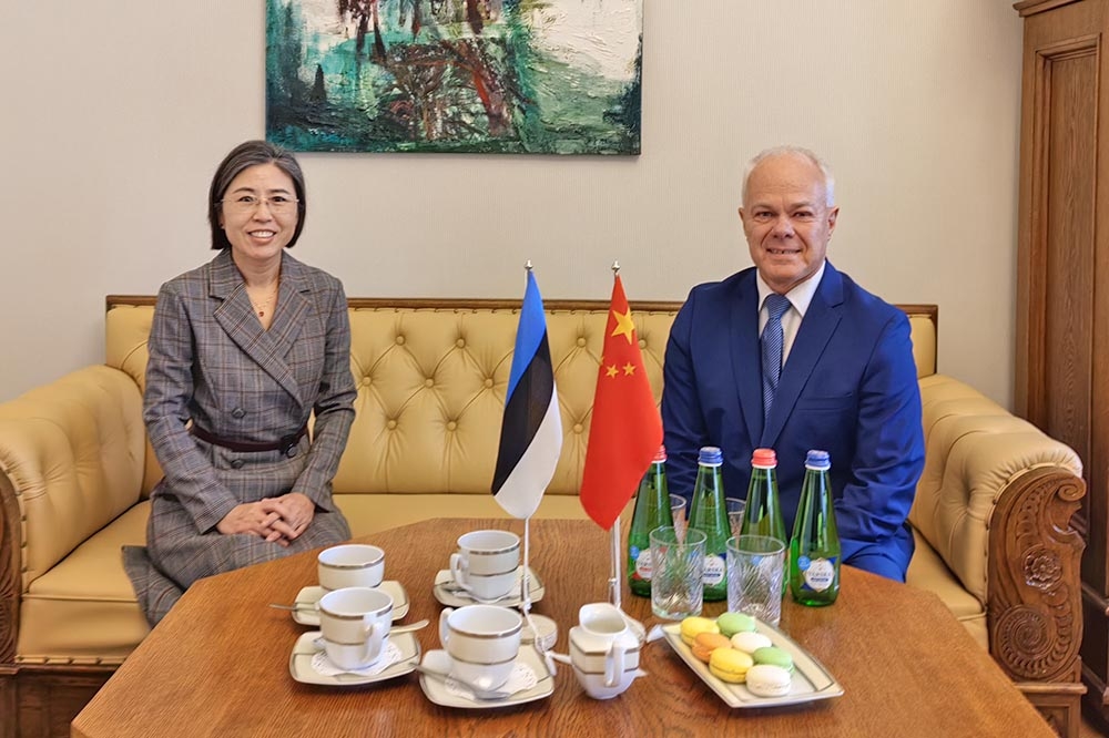 中國駐愛沙尼亞大使郭曉梅（左一）威脅在國政府，揚言一旦台灣代表處設立，她將離開愛沙尼亞抗議。圖右為愛沙尼亞議會愛中友好小組主席基維米亞吉。（取自中國駐愛沙尼亞大使館推特）