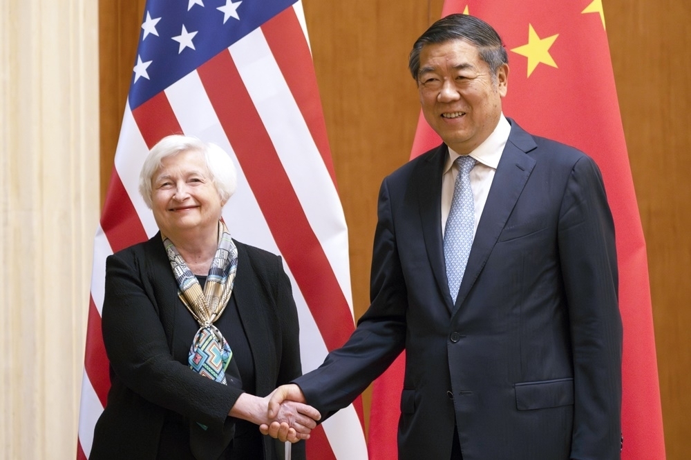 中國副總理何立峰（右）與美國財政部長葉倫（左）7月在中國會談，兩人將再度進行經濟對話。（美聯社）