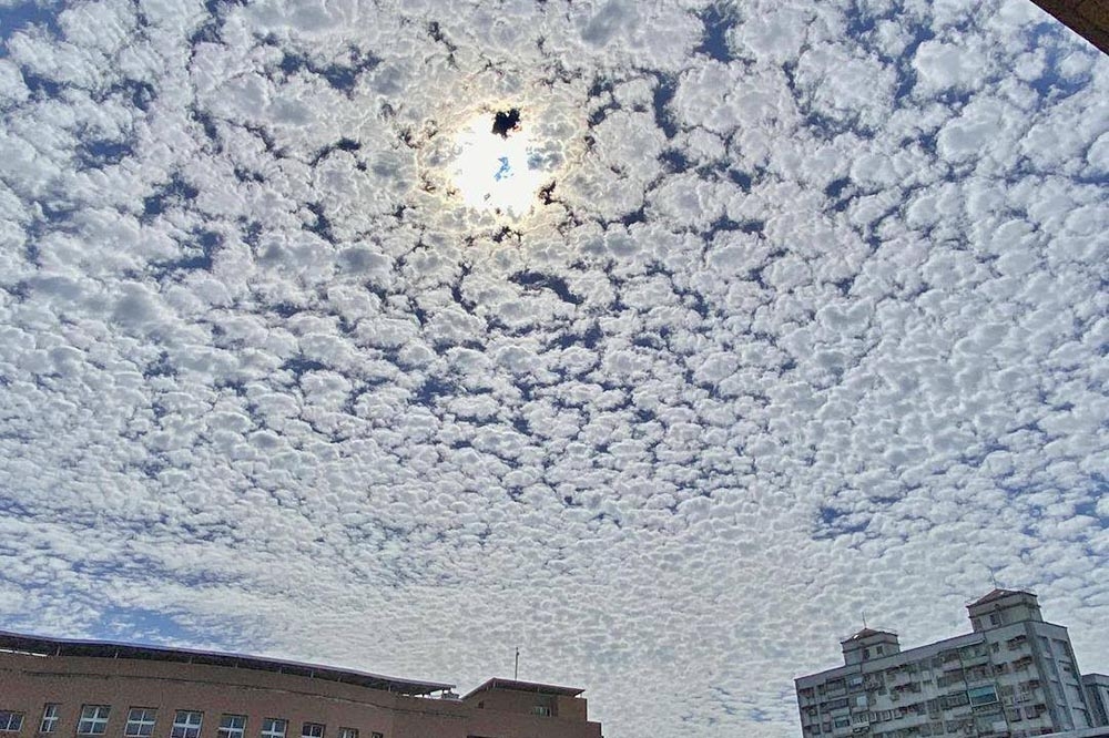 氣象署指出，高積雲像是天空中布滿棉花糖的美景，其實通常代表變天前兆。（取自鄭明典臉書）