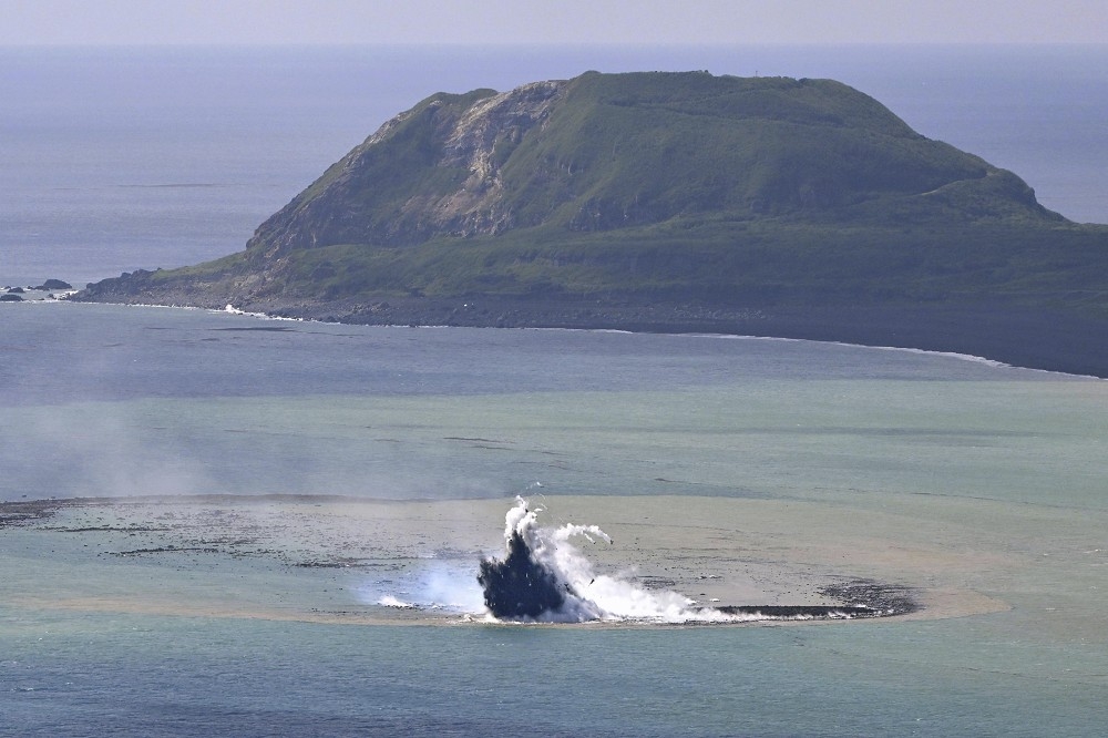 日本硫磺島外海因為海底火山噴發，誕生1座新島嶼。（美聯社）