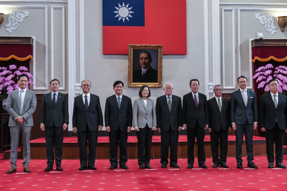 總統蔡英文今天（10日）稍早出席2023 APEC「經濟領袖會議」的代表團行前記者會。（楊約翰攝）