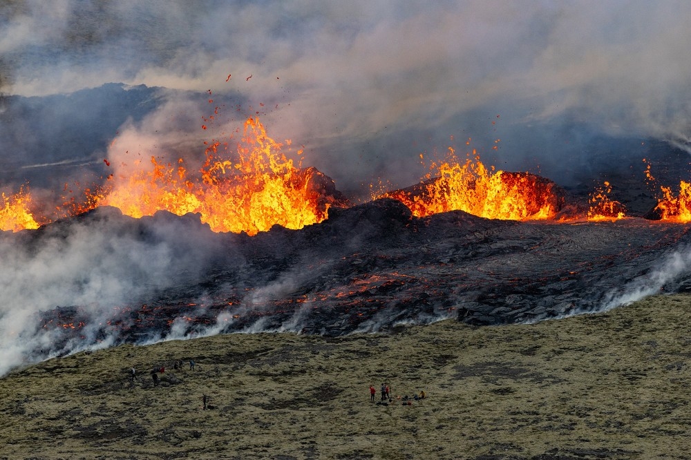 冰島10日宣布進入緊急狀態，避免火山噴發造成嚴重損失，圖為今年7月火山噴發的情形。（取自冰島民防部門FB）