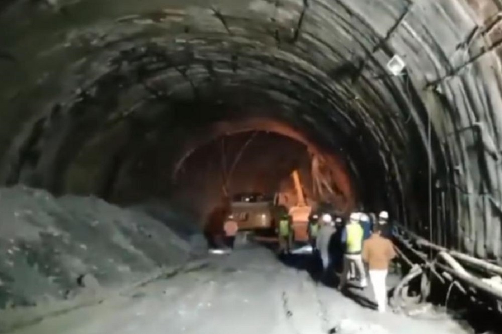 印度北部北阿坎德邦12日凌晨發生隧道坍塌事故，造成至少40名工人受困。（截自X平台@pushkardhami影片）