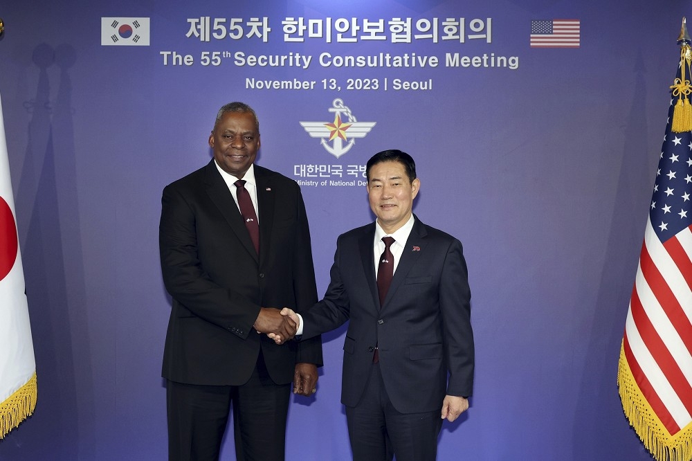 美國國防部長奧斯汀（Lloyd Austin）和韓國國國防部長申元植，在首爾國防部舉行第 55 屆安全磋商會議 (SCM) 前合影。（美聯社）