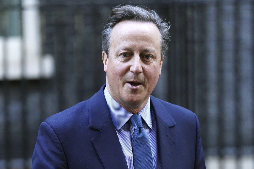 卡麥隆13日出現在英國首相官邸前，準備接任外交大臣。（美聯社）