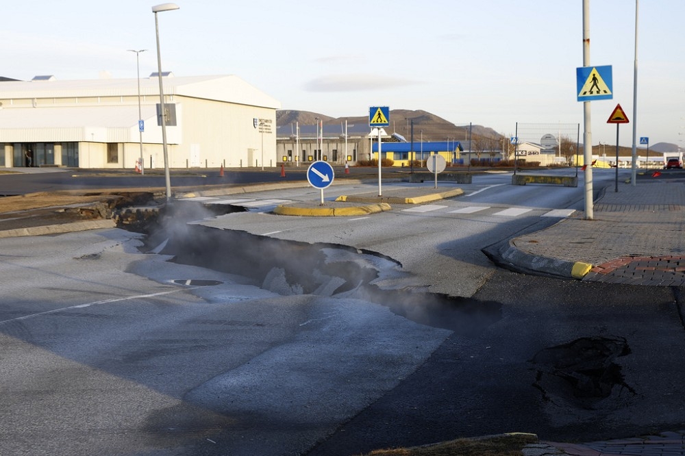 冰島西南部小鎮格林達維克可能面臨火山爆發，頻繁的地震，加上地殼破裂等危機，使得當局已提前撤離所有居民。（美聯社）